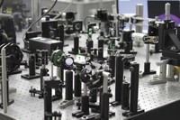 Equipament del grup de recerca en Dinàmica no Lineal, Òptica no Lineal i Làsers (DONLL), que investiga fenòmens de dinàmica no lineal, principalment en els camps de la fotònica i la biologia de sistemes.