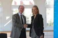 El rector Antoni Giró, juntament amb la directora general de SOADCO, Mercedes Roldán Chesa, durant la signatura de la renovació de la Càtedra Klockner Implants