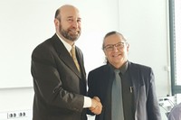 El director del Centre de Recerca en Ciència i Enginyeria Multiescala, Jordi Llorca, juntament amb el rector, Enric Fossas, en l'acte de presa de possessió del càrrec. 