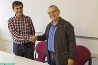 Josep Ginebre, a l'esquerra, i el rector Enric Fossas, es donen la mà durant l'acte de nomenament