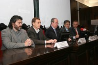 Els ponents amb el rector de la UPC, Antoni Giró, i el director de l'ETSEIB, Francesc Roure.