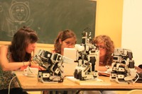 Les estudiantes Nàdia Tolós, Susana Pons i Sandra Troyano amb tres robots 'Dorami' durant el concurs