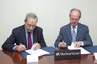 El director executiu de l’Obra Social de la Caixa d’Estalvis i Pensions de Barcelona, Jaume Lanaspa (a l'esquerra) i el rector de la UPC, Antoni Giró (a la dreta) durant la renovació del conveni 