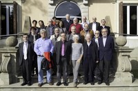 El personal de la UPC jubilat durant el curs 2015-2016, amb el rector Enric Fossas al mig de la primera fila, flanquejats, a la darrera filera, per la gerent Olga Lanau (a l'esquerra) i el viceretor Miquel Soriano (a la dreta).