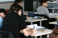 Estudiants omplint el formulari sobre l'actuació docent del professorat.