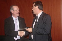 El rector Antoni Giró i el president de la Comissió del Mercat de les Telecomunicacions, Reinaldo Rodríguez, en l'acte de signatura