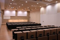 Imatge de la nova sala d'actes de la Facultat d’Òptica i Optometria de Terrassa, situada al Centre Universitari de la Visió.