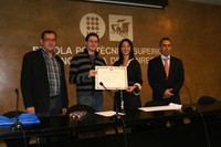 Ascensión Giner, responsable de la Comissió d’Universitats de la Junta del Col.legi, lliura el premi a Carles Casals