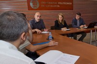 De front i d'esquerra a dreta, Enric Senabre, integrant de l'equip dinamintzador de la plataforma Goteo; la vicerectora de Relacions Institucionals, Elisa Sayrol, i el vicegerent de Docència, Recerca i Serveis Universitaris, Valentí Guasch