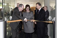 Antoni Giró, Montserrat Sánchez i Joaquim Boixareu tallant la cinta inaugural.