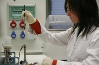 Una unvestigadora de la UPC fent tasques de recerca a un laboratori