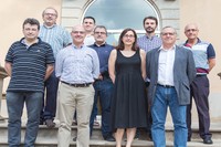 Foto de grup dels sis catedràtics, juntament amb el vicerector Miquel Soriano; el secretari general, José María Sallán, i el rector, Enric Fossas