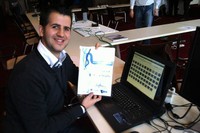 Carles Ventura, amb el certificat de guanyador de la segona ronda