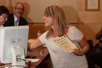 Victòria Bertomeu rep l'accèssit. Foto: Enric Sospedra